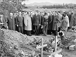 Kdy� prezident Charles de Gaulle týden po katastrof� m�sto Malpasset nav�tívil,...
