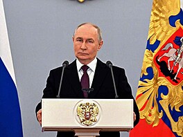 Ruský prezident Vladimir Putin vystupuje na setkání s absolventy vojenských a...