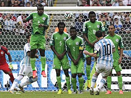 Argentinský fotbalista Lionel Messi skóruje z p�ímého kopu proti Nigérii na MS...