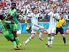 Argentinský fotbalista Lionel Messi otevírá skóre v utkání s Nigérií na MS 2014.