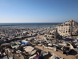 Stany, v nich� na�li úto�i�t� vysídlení Palestinci, uprost�ed letních veder ve...
