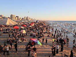 Palestinci se koupou ve St�edozemním mo�i u b�eh� m�sta Gaza. (19. �ervna 2026)