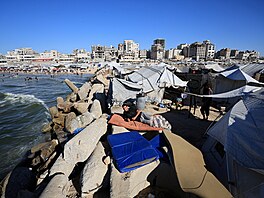 Vysídlený Palestinec  �iháb Suvairikí odpo�ívá na matraci p�ed provizorními...