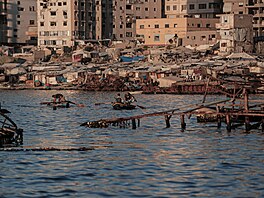 Palestin�tí mu�i veslují na mo�i poblí� potopených trosek ve m�st� Gaza. (19....