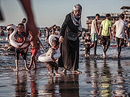 Palestinci se koupou ve St�edozemním mo�i u b�eh� m�sta Gaza. (19. �ervna 2026)