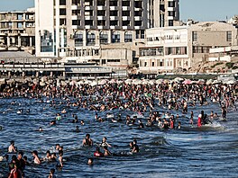 Palestinci se koupou ve St�edozemním mo�i u b�eh� m�sta Gaza. (19. �ervna 2026)