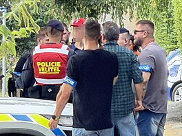 Policisté v Praze zadr�eli podez�elého mu�e, který se pohyboval se zbraní v...