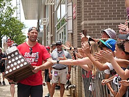 Stanley Cup chyb�t nemohl, ale s Jordanem Staalem dorazil i dal�í pohár. Conn...