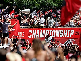 Hokejisté Caroliny slaví zisk Stanley Cupu se svými fanou�ky.