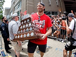 Jordan Staal s Conn Smythe Trophy pro neju�ite�n�j�ího hrá�e play off.