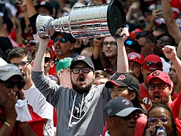 Fanou�ci si dokonce opat�ili vlastní Stanley Cup. Ale nemohli se do�kat, a�...