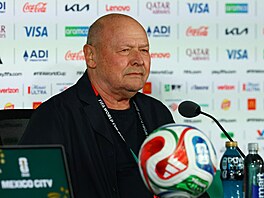 �eský trenér Miroslav Koubek odpovídá noviná��m na tiskové konferenci p�ed...
