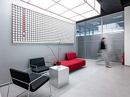 Vstupní prostor bez recepce je d�mysln� zv�t�ený osv�tlovacím boxem.