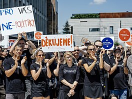V��i zm�nám ve financování ve�ejnoprávních médií se vymezil dav stávkujících...