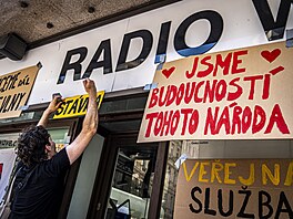 Protest na obranu ve�ejnoprávních médií prob�hl i p�ed �eským rozhlasem, který...