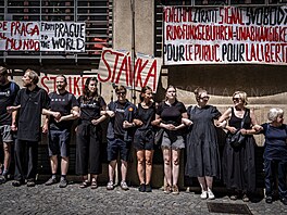Protest na obranu ve�ejnoprávních médií prob�hl i p�ed �eským rozhlasem....