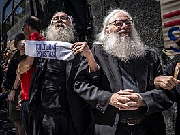 Lidský �et�z kolem �eského rozhlasu má �ubránit� instituci p�ed státními...