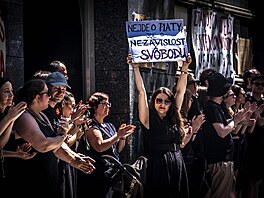 Protestu na obranu ve�ejnoprávních médií se p�ed �eským rozhlasem ú�astnily...
