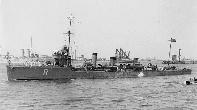 Druh� zvl�tn� eskadra m�la v letech 1917 � 18 z�kladnu na Malt�, odkud torp�doborce doprov�zely konvoje k Suezsk�mu pr�plavu a zp�t. Jednotliv� lod� se ov�em z r�zn�ch p���in objevovaly i v jin�ch p��stavech. Tak jako torp�doborec Kacura, na sn�mku v italsk�m Brindisi.