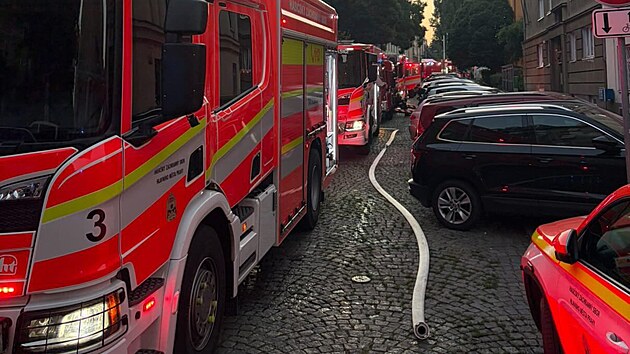 Na pražském Žižkově hořel byt. Hasiči evakuovali 45 lidí