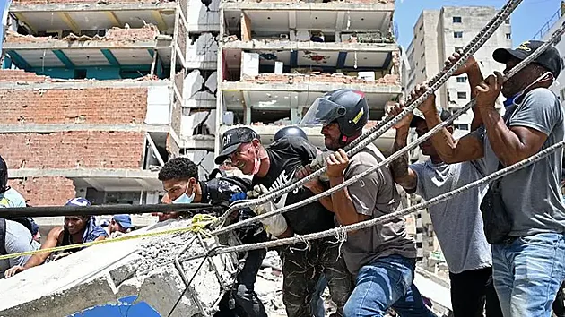 Pět dní zavalený v troskách. Ve Venezuele zachránili dalšího muže