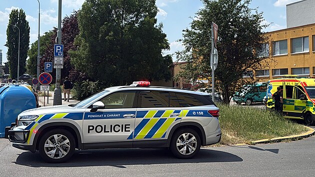 Z�chranka a policie zasahovaly v ulici U D�kanky v Praze 4, matka tam nechala d�ti v rozp�len�m aut�. (26. �ervna 2026)