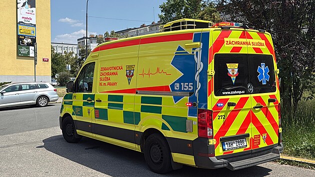 Z�chranka a policie zasahovaly v ulici U D�kanky v Praze 4, matka tam nechala d�ti v rozp�len�m aut�. (26. �ervna 2026)