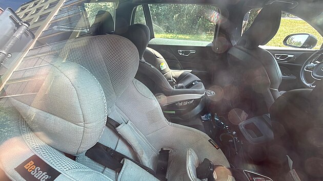 Z�chranka a policie zasahovaly v ulici U D�kanky v Praze 4, matka tam nechala d�ti v rozp�len�m aut�. (26. �ervna 2026)