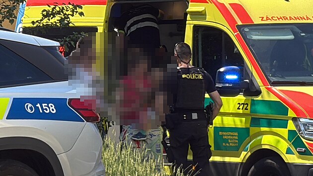 Z�chranka a policie zasahovaly v ulici U D�kanky v Praze 4, matka tam nechala d�ti v rozp�len�m aut�. (26. �ervna 2026)
