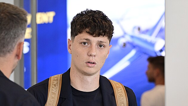 Kapitán českých fotbalistů Ladislav Krejčí po příletu do Prahy z mistrovství...