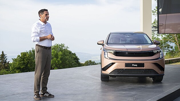 P�edseda p�edstavenstva automobilky �koda Auto Klaus Zellmer p�edstavuje velk� elektrick� SUV jm�nem Peaq.