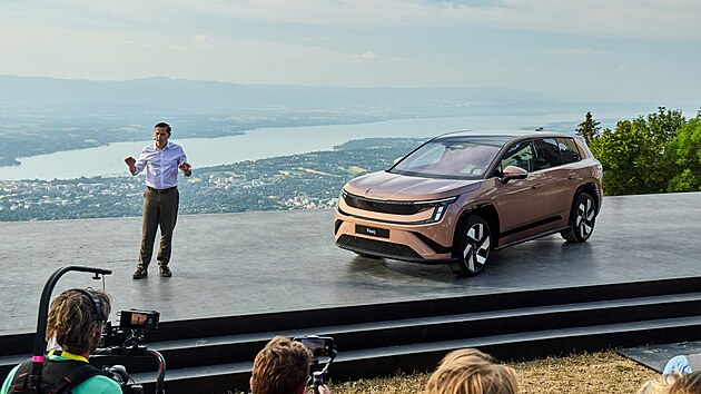 P�edseda p�edstavenstva automobilky �koda Auto Klaus Zellmer p�edstavuje velk� elektrick� SUV jm�nem Peaq.
