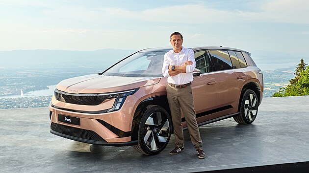 P�edseda p�edstavenstva automobilky �koda Auto Klaus Zellmer p�edstavuje velk� elektrick� SUV jm�nem Peaq.