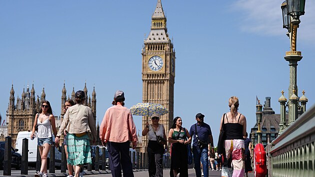 Lid� na Westminstersk�m most� v Lond�n�.  (23. �ervna 2026)