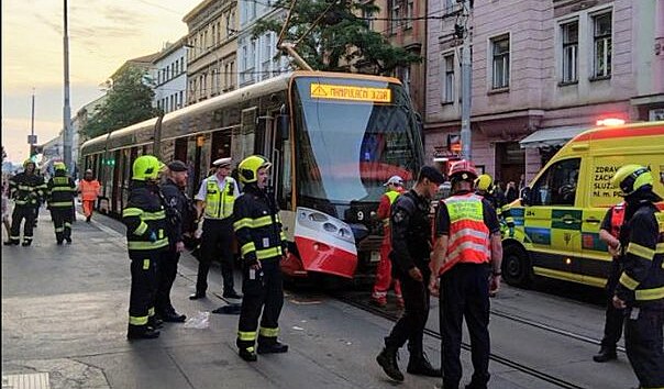 Na Praze 3 srazila tramvaj dva muže. Přebíhali přes ulici a byli opilí