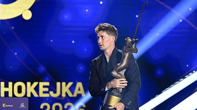 Martin Ne�as s trofejí pro nejlep�ího �eského hokejistu za rok 2026.