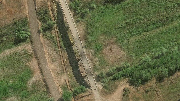 Satelitn� sn�mek zachycuje most Stavky p�es Krymsk� kan�l. (20. �ervna 2026)