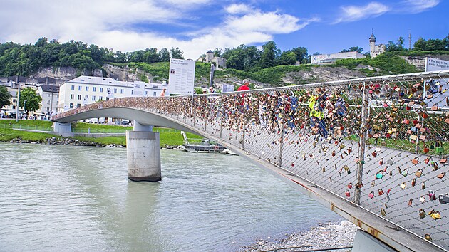 Pohled na historick� centrum Salcburku od Mostu Marka Feingolda p�es �eku Salzach. Na z�bradl� zn�m�ho Mostu z�mk� l�sky vis� stovky visac�ch z�mk�, kter� zde zanechaly zamilovan� p�ry z cel�ho sv�ta.