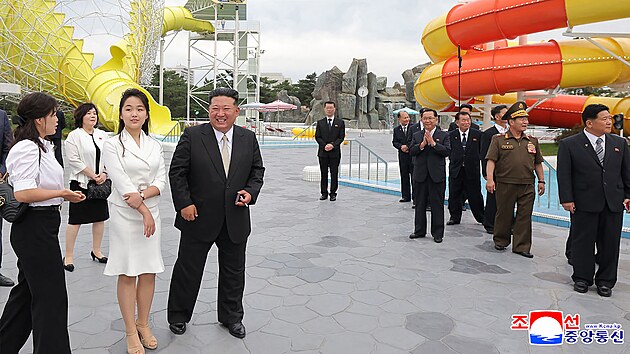 Severokorejsk� dikt�tor Kim �ong-un, jeho dcera Kim �u-ae a man�elka Ri Sol-�u nav�t�vili turistick� letovisko Wonsan Kalma na v�chodn�m pob�e�� zem�. (26. �ervna 2026)