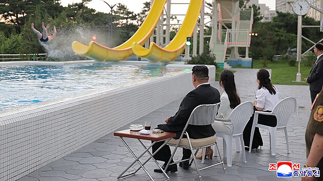 Severokorejský diktátor Kim �ong-un, jeho dcera Kim �u-ae a man�elka Ri Sol-�u...