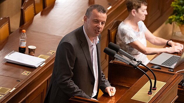 Jedn&aacute;n&iacute; Poslaneck&eacute; sněmovny o zru&scaron;en&iacute; služebn&iacute;ho z&aacute;kona a jeho nahrazen&iacute; nov&yacute;m...