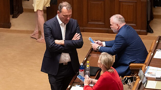 Jedn�n� Poslaneck� sn�movny o zru�en� slu�ebn�ho z�kona a jeho nahrazen� nov�m z�konem o st�tn�ch zam�stnanc�ch. Na sn�mku Radim Fiala (SPD) a Ta��na Mal� (ANO). (24. �ervna 2026)