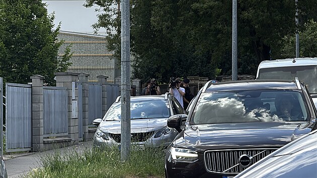 Policist� v Praze zadr�eli podez�el�ho mu�e, kter� se pohyboval se zbran� v ruce u �koly v �el�kovic�ch. (23. �ervna 2026)
