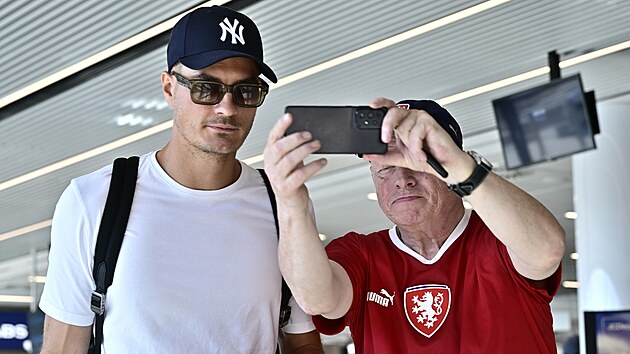 Patrik Schick se fot� s fanou�kem po p��letu z mistrovstv� sv�ta.