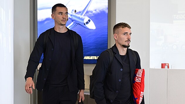 Mat�j Kov�� a Michal Sad�lek na pra�sk�m leti�ti po p��letu z mistrovstv� sv�ta.