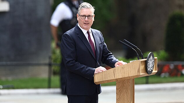 Britsk� premi�r Keir Starmer ozn�mil, �e odstoup� z funkce p�edsedy labourist�. Z�stane na postu britsk�ho premi�ra, dokud nebude vybr�n jeho n�stupce. (22. �ervna 2026)