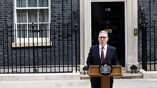 Britsk� premi�r Keir Starmer ozn�mil, �e odstoup� z funkce p�edsedy labourist�. Z�stane na postu britsk�ho premi�ra, dokud nebude vybr�n jeho n�stupce. (22. �ervna 2026)