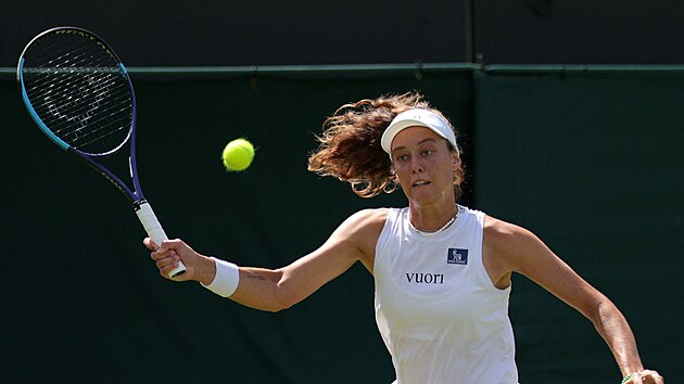 Darja Viďmanová, Wimbledon'ın ilk turunda topa koşuyor.