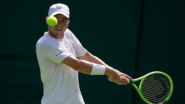 Dalibor Svrčina, Wimbledon'ın ilk turunda şutunu çekiyor.