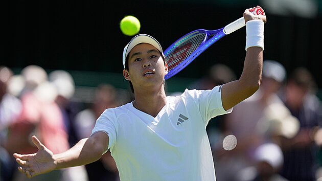 Amerikalı Öğrenci Tien, Wimbledon'un ilk turunda şut atmaya uzanıyor.